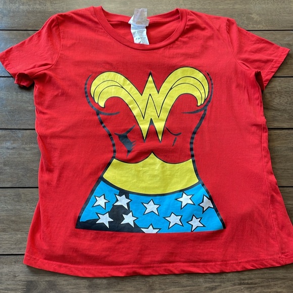 Wonder Woman T-Shirt with Velcro Cape, Used and Washed Once, Size XL - Picture 1 of 8